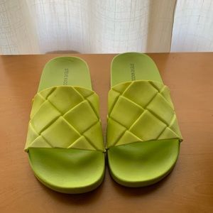 STEVE MADDEN SLIDES in NEÓN GREEN